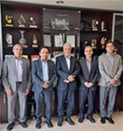 بازدید رئیس موسسه از مركز تحقیقات و آموزش كشاورزی و منابع طبیعی و كارخانه قند همدان